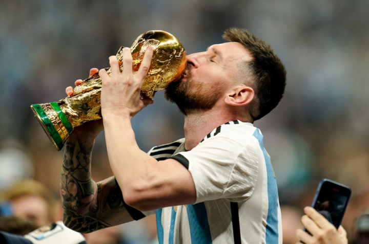 Messi ist einfach der beste Fußballspieler aller Zeiten. Nach 8 Ballon d'Or-Siegen, 1 Weltmeisterschaftssieg, 2 Copa-America-Siegen und zahllosen Klubmeisterschaften hat Messi jeden Gipfel des Königssports erreicht. Mit 37 Jahren bricht er weiterhin Rekorde bei Inter Miami. Er verhalf der Mannschaft zu ihren ersten Titeln und machte Inter Miami nach nur einem Jahr zur gefürchtetsten Mannschaft in der MLS. Der ehemalige englische Nationalspieler Ray Hudson sagte einmal: „Sie sagten mir, dass in Gottes Augen alle Sterblichen gleich sind. Doch Messi brachte mich dazu, ernsthaft über diese Worte nachzudenken.“