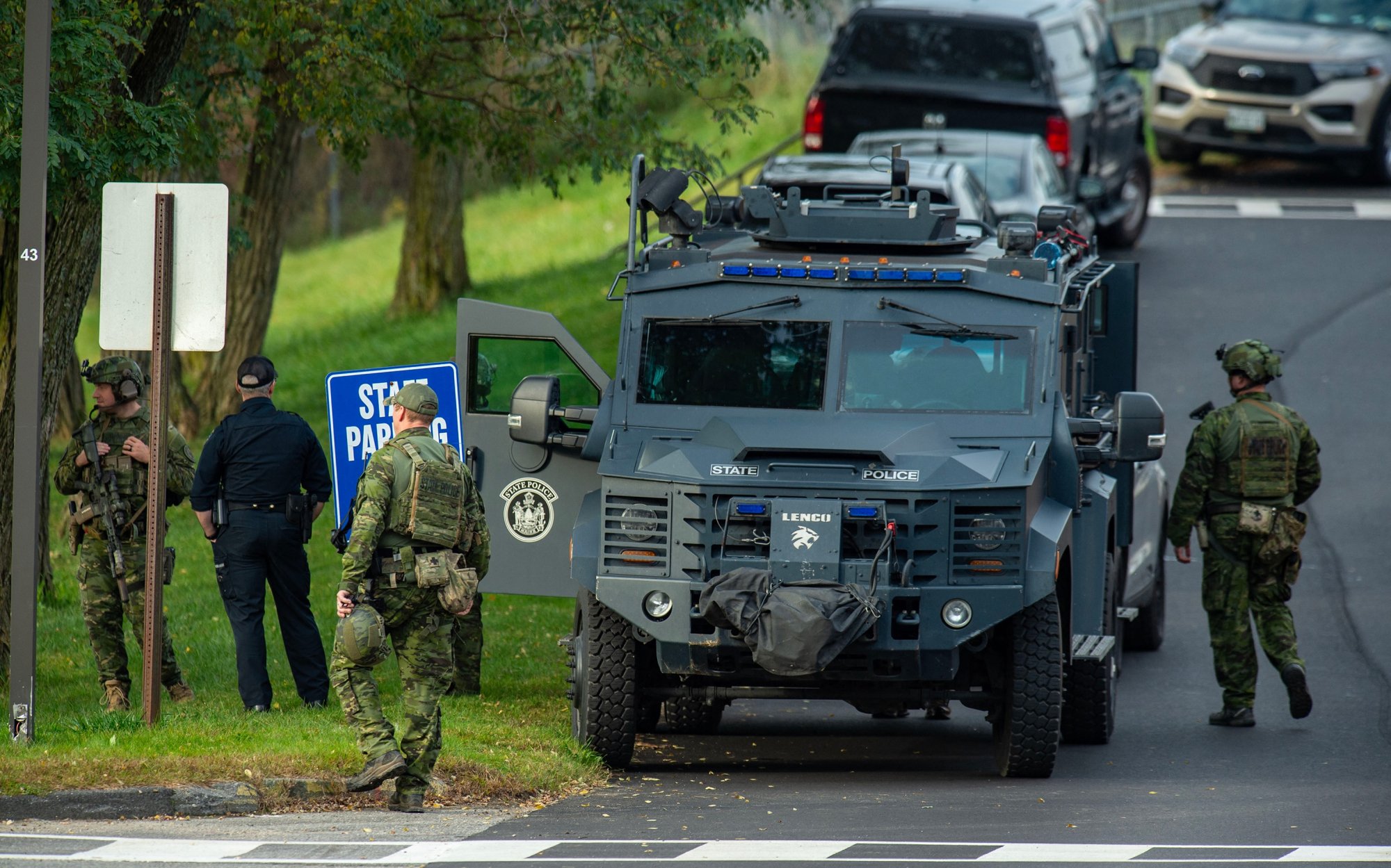 The gunman who killed 18 people in the US has not been caught yet. Police continue to search for him. Image 1