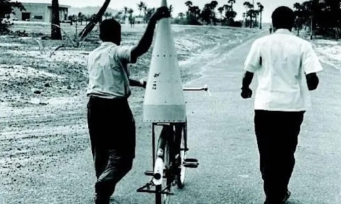 Một bộ phận tên lửa đầu tiên của ISRO được vận chuyển bằng xe đạp tới địa điểm phóng. Ảnh: ISRO