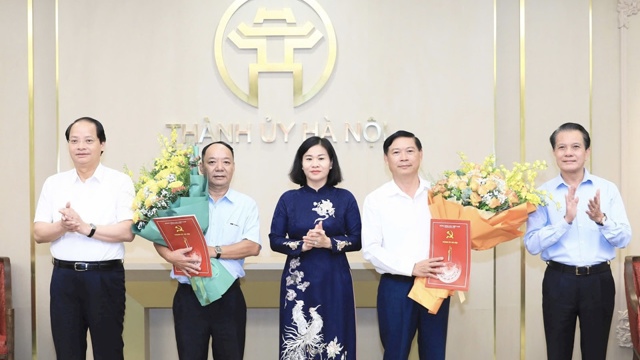 Handing over retirement decisions to two comrades Pham Thanh Hoc and Ma Duc Hien