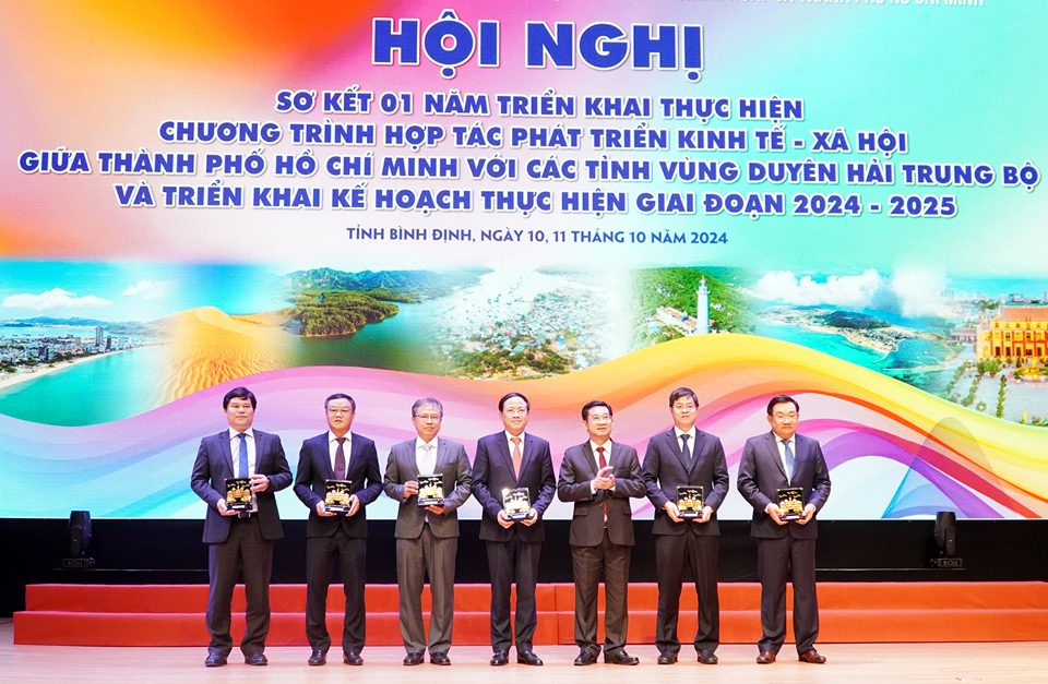 Ho Chi Minh City leaders present souvenirs to the provinces in the Central Coast region. Photo: Trung Nhan