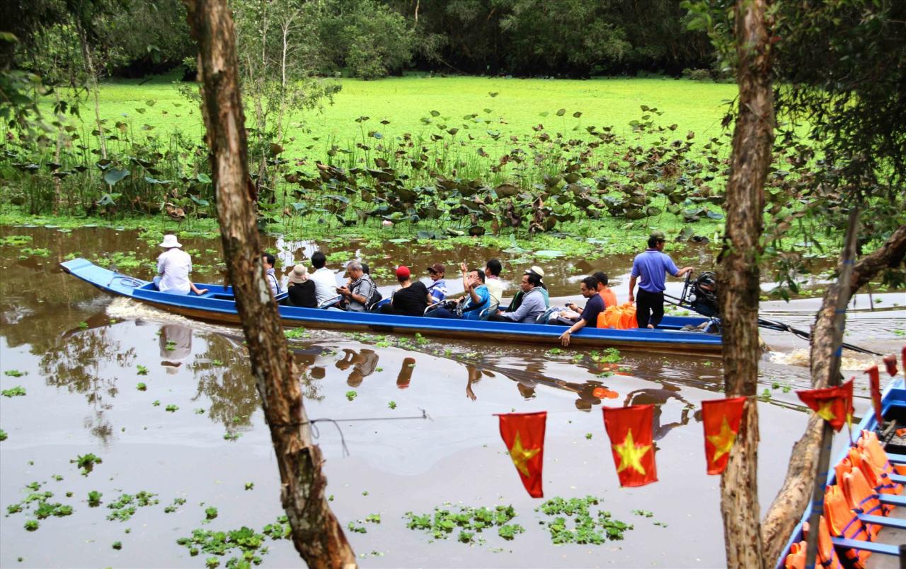 Du khách thích thú với việc khám phá, chiêm ngưỡng mùa chim nước ở Rừng tràm Trà Sư. Ảnh: Lâm Điền