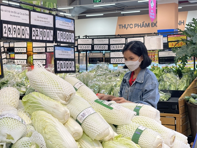 'Dàn trận' khuyến mại cuối năm 2025: 'Khóa giá' hàng nghìn mặt hàng và giỏ quà Tết 1.000 đồng, giúp người thu nhập thấp có Tết sung túc, đủ đầy- Ảnh 3.