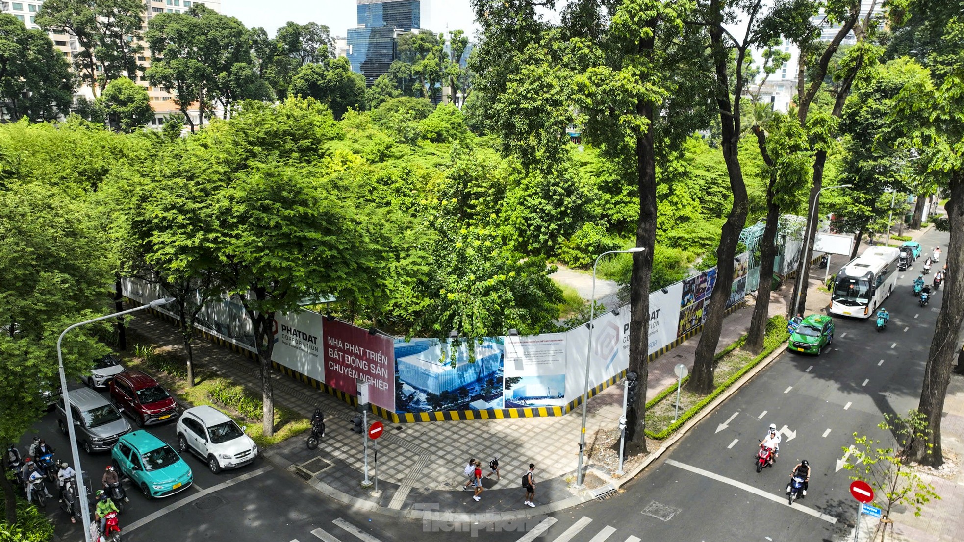 Scene of overgrown weeds in a trillion-dollar stadium on 'golden land' in Ho Chi Minh City photo 11