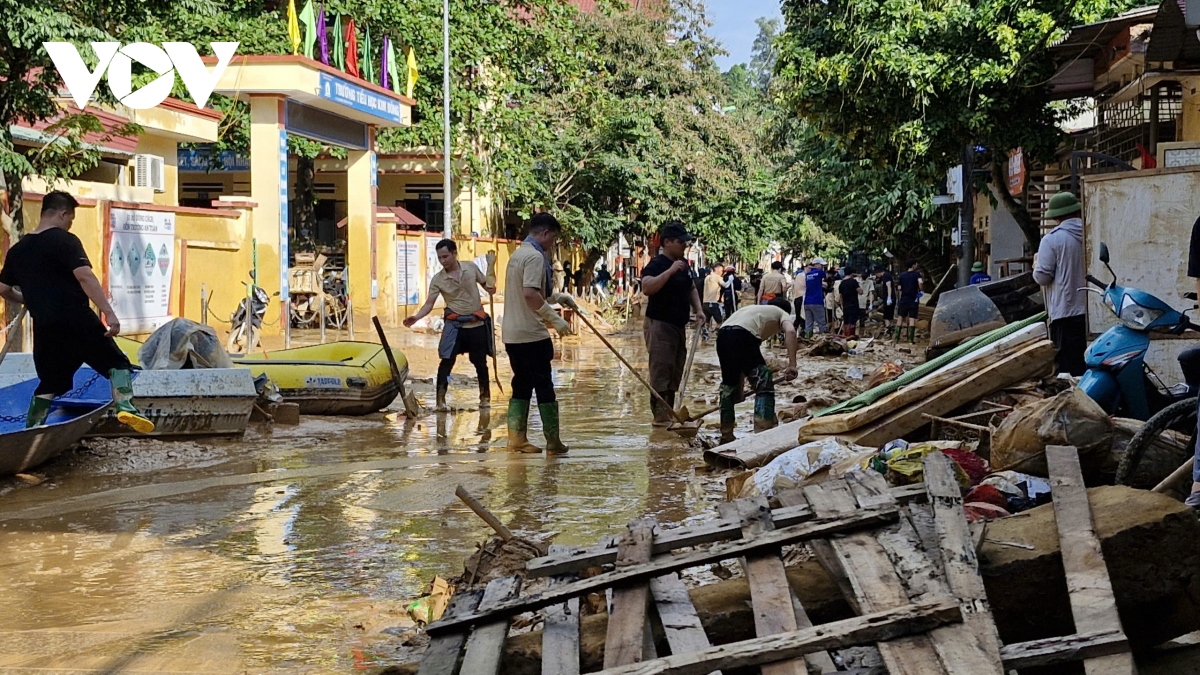 thanh pho yen bai ngay thu hai sau nuoc rut phai mat ca tuan de don dep bun dat hinh anh 1