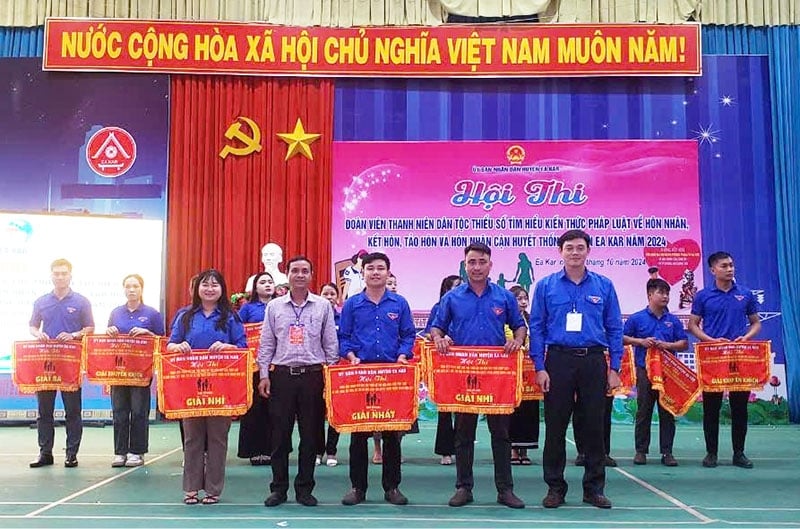 Ban Tổ chức tặng Cờ lưu niệm cho các đội thi