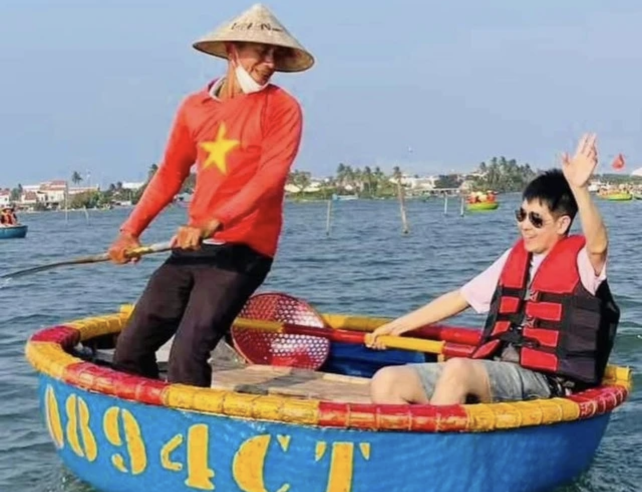 Korean and Taiwanese actors cause a stir when rowing a basket boat and wearing conical hats in Hoi An