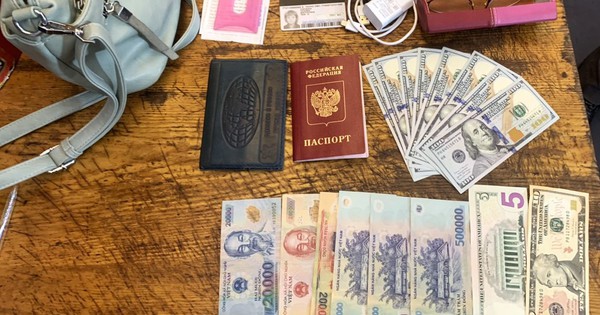 Turista occidental recibe felizmente dinero y pasaporte dejados en el tren