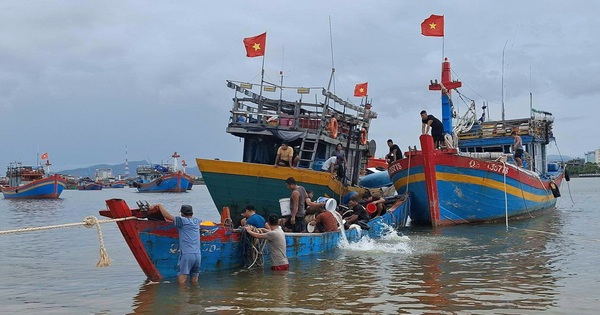 Mehr als 50 Fischer und Grenzschützer retten ein Tintenfischfangboot, das von Wellen versenkt wurde