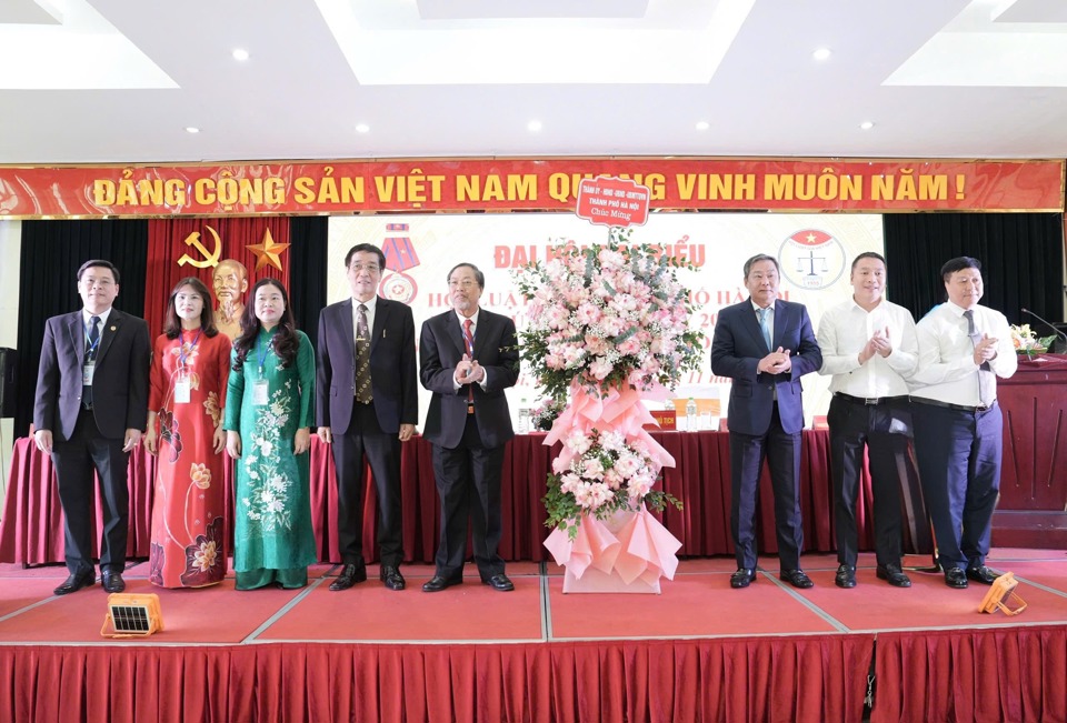 Au nom des dirigeants de la ville de Hanoi, le vice-président permanent du Comité populaire de Hanoi, Le Hong Son, a offert des fleurs pour féliciter le Congrès.