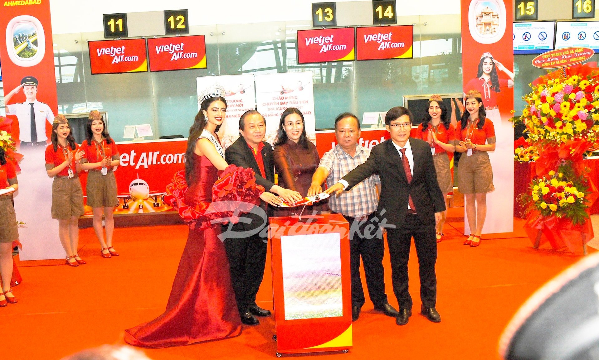 Miss Universe India 2024 - Rhea Singha performed the inauguration ceremony of the Da Nang - Ahmedabad flight route. Photo: Thanh Tung.