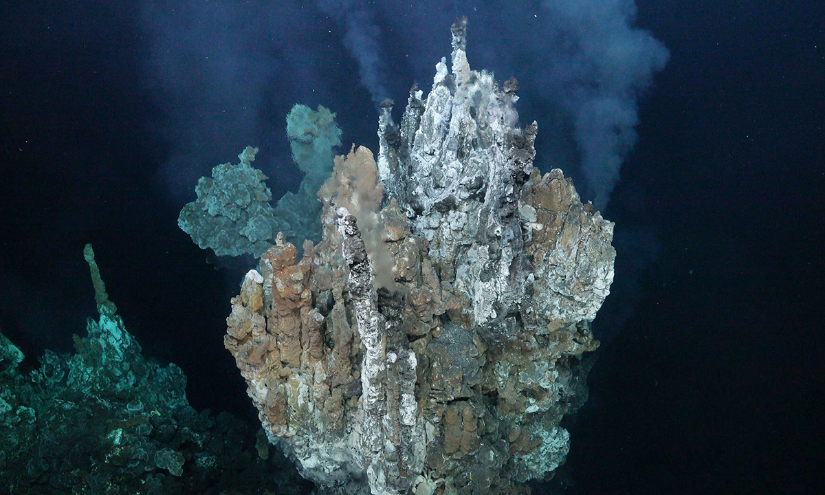 600 m long underwater hydrothermal vent field