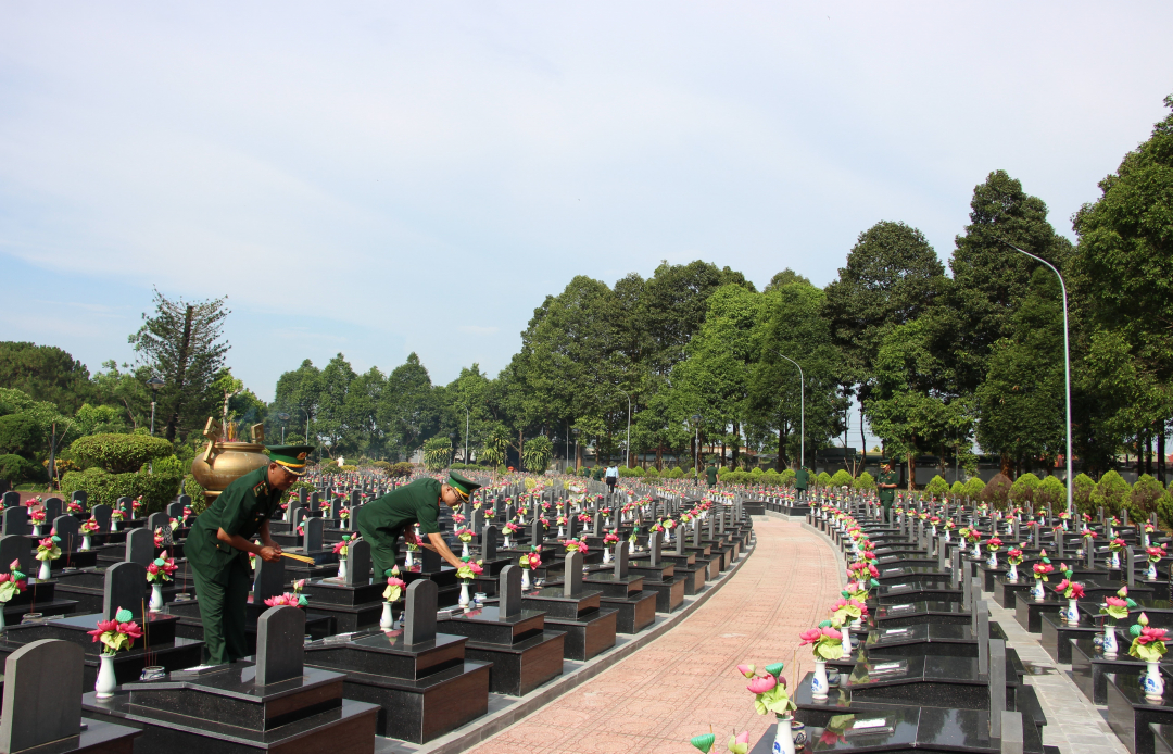 ทหารและพลเรือนจุดธูปที่สุสานผู้พลีชีพ