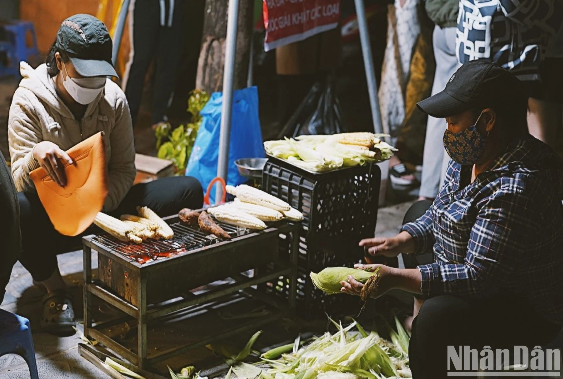 [Photo] Hanoi in winter, typical dishes attract young people photo 3