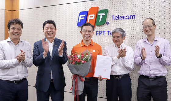 New Chairman of FPT Telecom Board of Directors Mr. Hoang Viet Anh received the decision and congratulatory flowers from FPT's Board of Directors