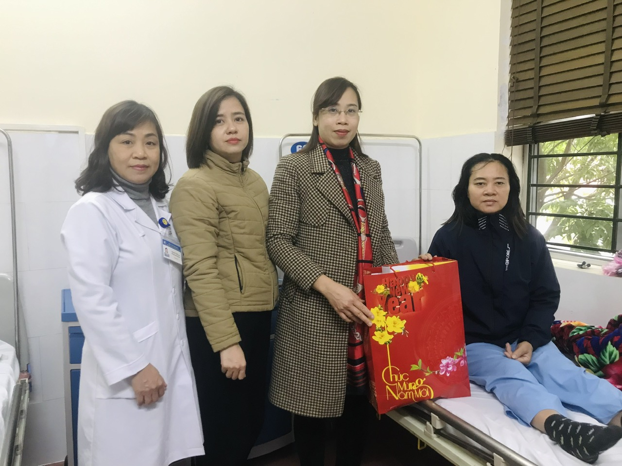 El periódico provincial Vinh Phuc entrega regalos del Tet a familias en circunstancias difíciles, foto 2