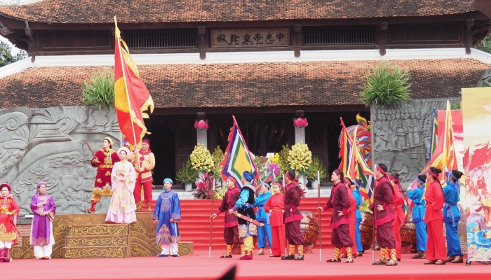 Des milliers de personnes participent à la célébration de la victoire de Ngoc Hoi