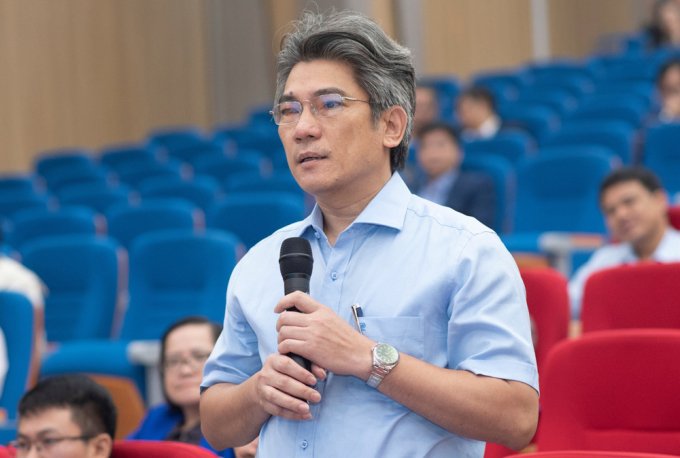 GS Nguyễn Hải Nam, Hiệu trưởng trường Đại học Dược Hà Nội, phát biểu tại tọa đàm sáng 30/11. Ảnh: Ban tổ chức