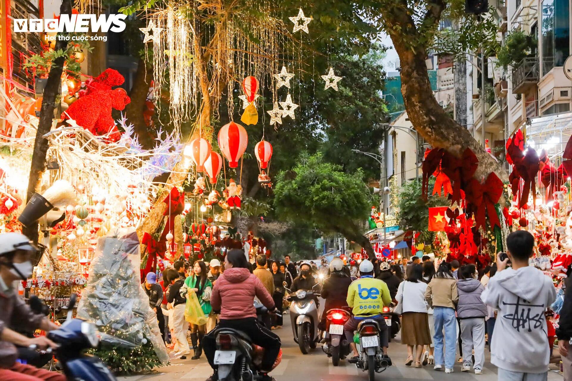 Les jeunes de Hanoi se déguisent pour « s'enregistrer » pour Noël plus tôt dans la rue Hang Ma - 1