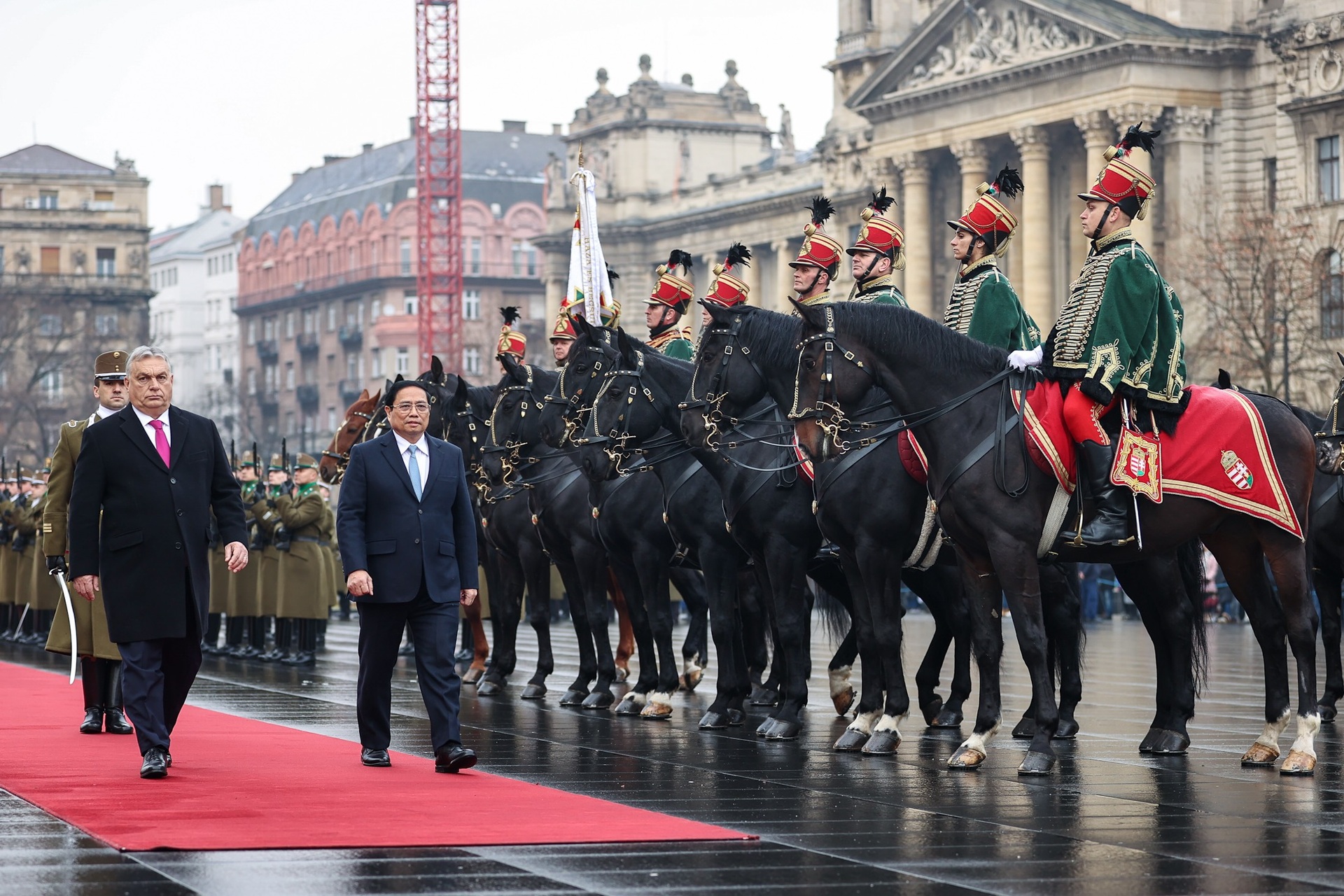 Lễ đón chính thức Thủ tướng Phạm Minh Chính tại Hungary - 7