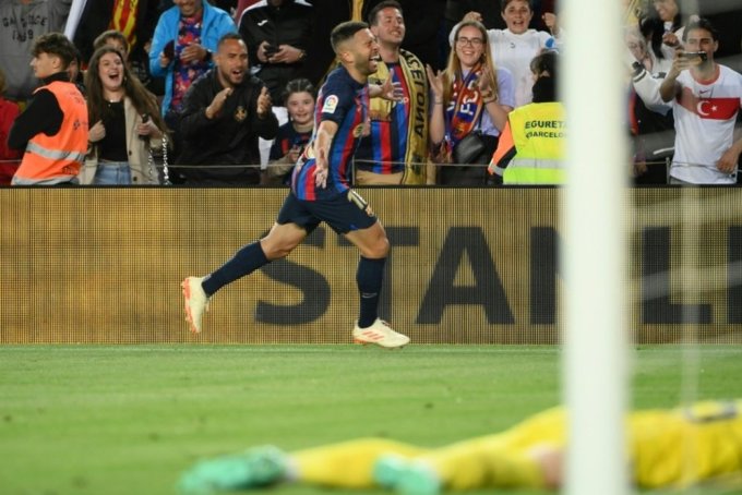 Alba celebrates scoring in Barca's 1-0 win over Osasuna on May 2, his most recent goal for the club. Photo: EFE