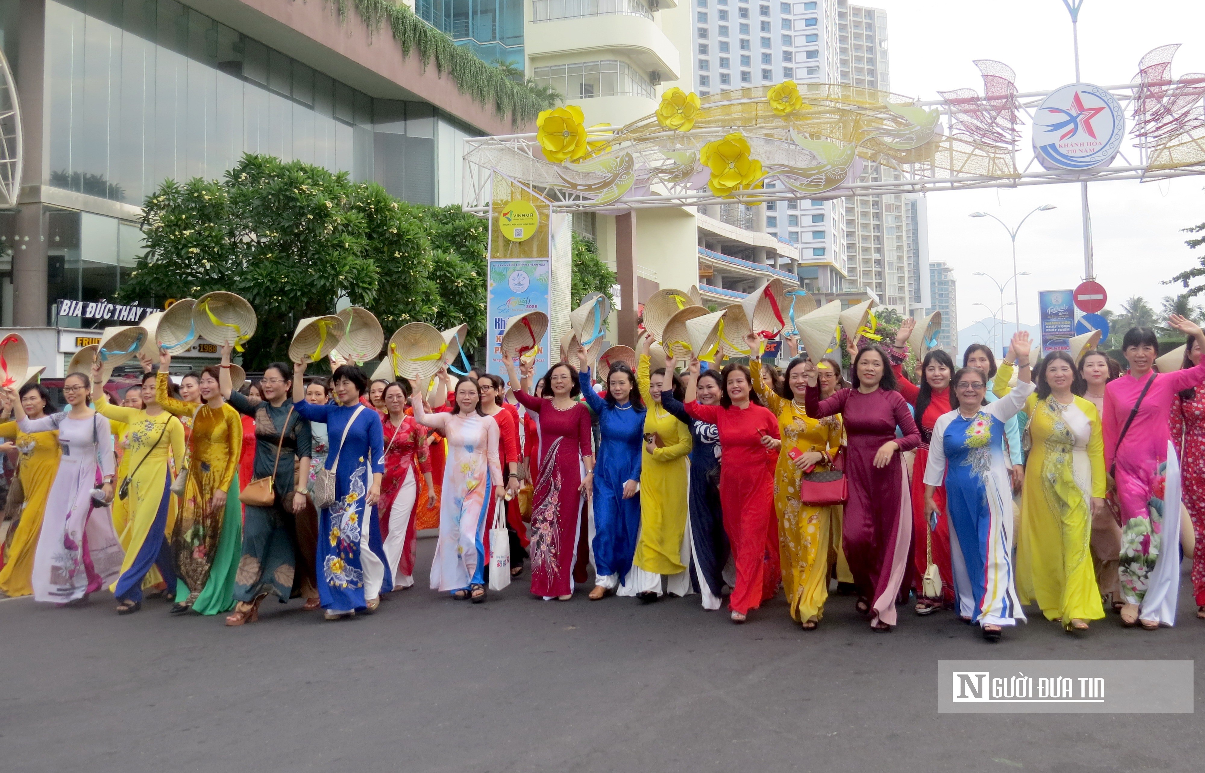 กิจกรรม - สตรีชาว Khanh Hoa กว่า 6,000 คน ร่วมเดินขบวนเพื่อเป็นเกียรติแก่ชุด Ao Dai บนท้องถนน (ภาพที่ 13)