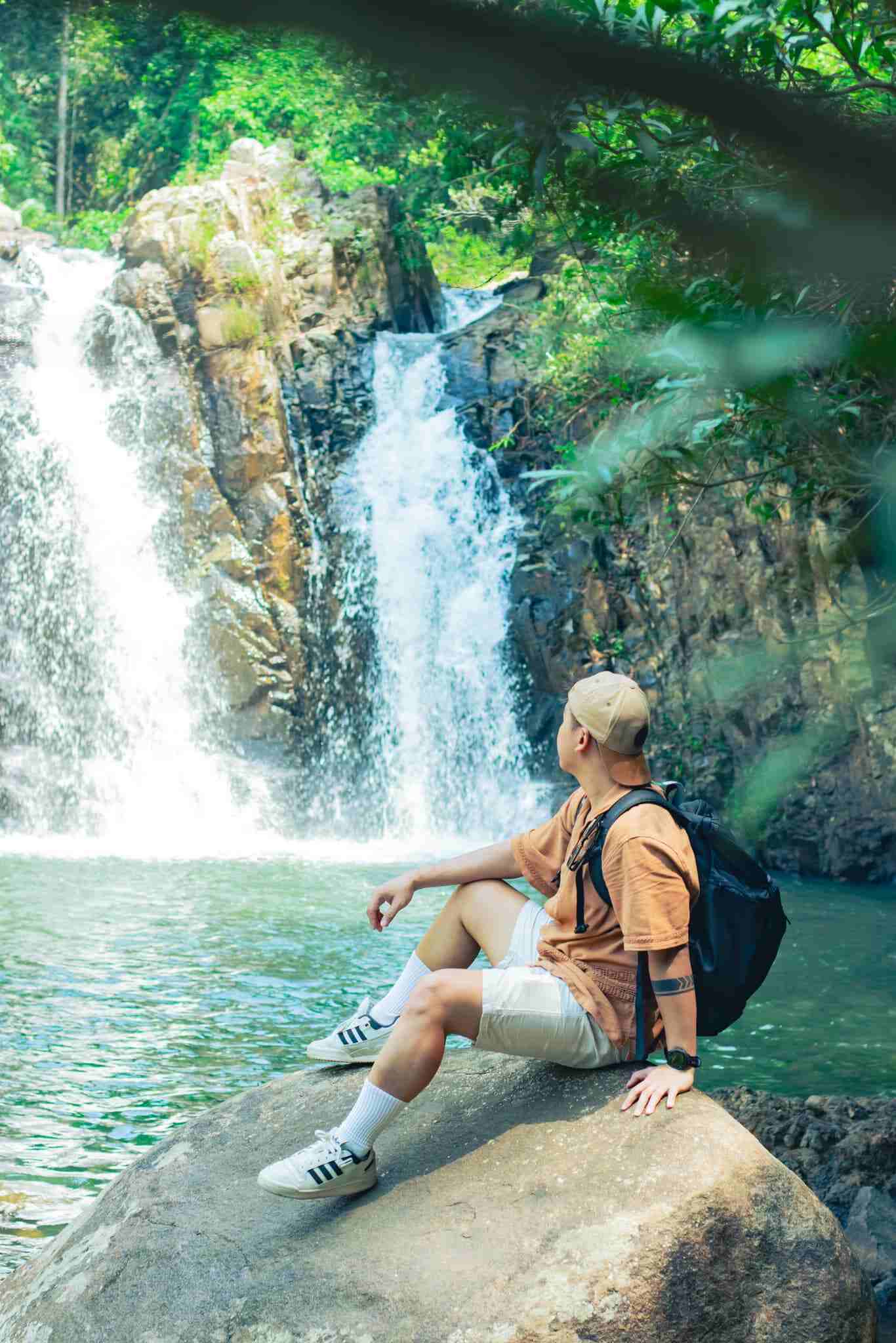 En plus d'admirer les rizières dorées, les visiteurs peuvent visiter de nombreuses attractions touristiques à proximité telles que la colline d'herbe de Mang Den, les cafés avec vue sur la chaîne de montagnes Ngoc Le ou la cascade de Pa Sy - un lieu connu comme la muse de Mang Den.