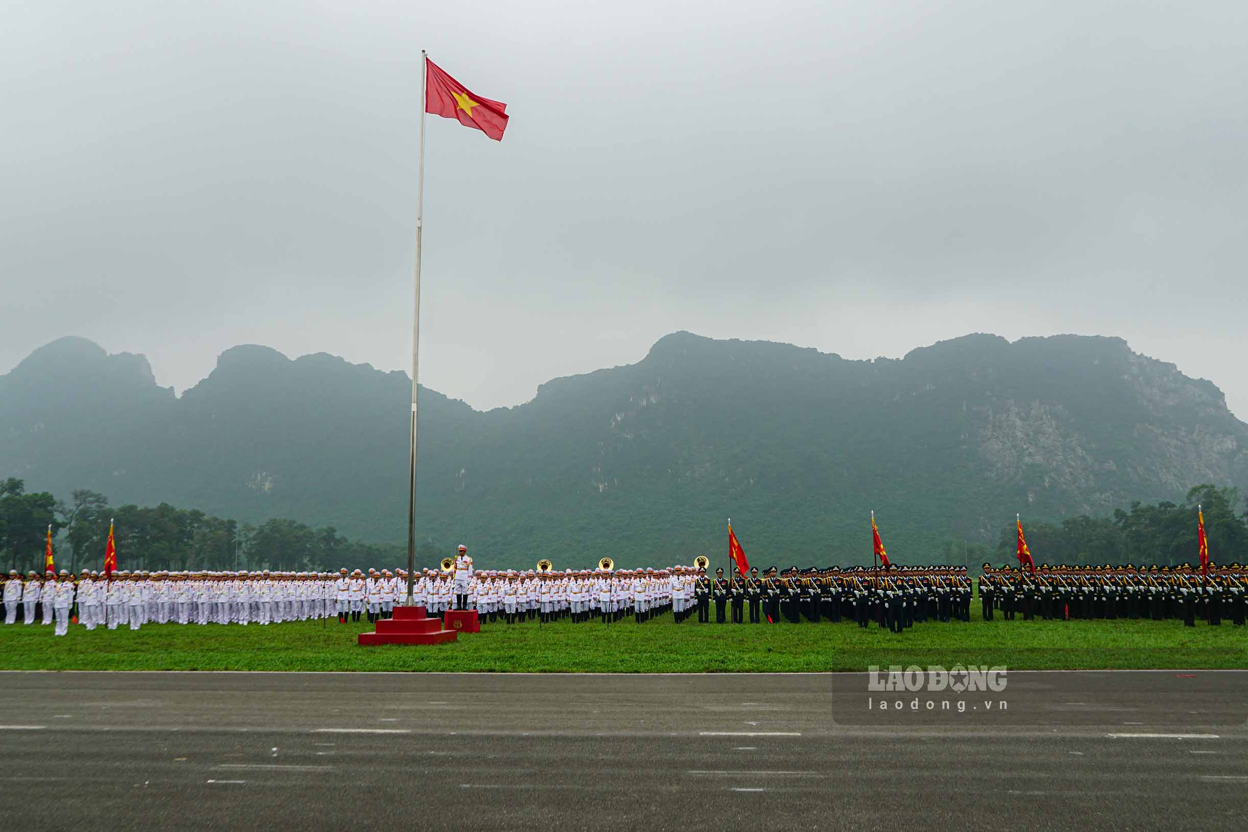 Senior Lieutenant General Nguyen Tan Cuong, Chief of the General Staff and Deputy Minister of National Defense, chaired the general rehearsal of the parade to celebrate the 70th anniversary of Dien Bien Phu Victory.