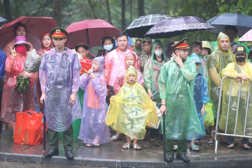 Selon le directeur du site des vestiges historiques du temple Hung Le ; Truong Giang : Depuis l’ouverture du festival, le nombre de compatriotes et Le nombre de touristes visitant le temple Hung augmente de jour en jour, selon le comité d'organisation. Coordonner avec l'Union de la jeunesse, la force de protection du site des reliques, en particulier ; Les forces de police et militaires installeront des barrières souples. Chaque vague de touristes gravissant la montagne Nghia Linh pour assurer la sécurité, non phénomène de bousculade; pousser.