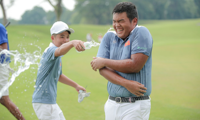 Duc Son (right) in the moment of celebration after winning the Lion City Cup individual gold medal. Photo: VGA