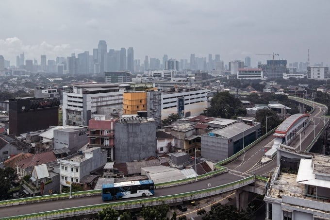 รถบัส TransJakarta เดินทางตามเส้นทางเฉพาะในจาการ์ตาในวันที่ 21 พฤษภาคม 2022 ภาพ : เอเอฟพี