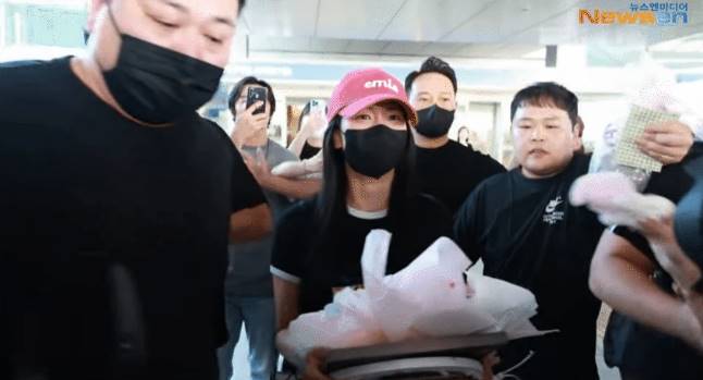 Jisoo was surrounded by fans at the airport when she returned to Korea after a business trip. Photo: Screenshot