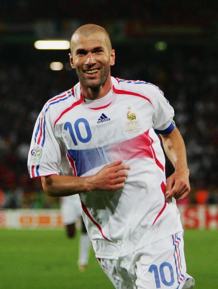 Zinedine Zidane បានឈ្នះ Ballon d'Or ក្នុងឆ្នាំ 1998 ប៉ុន្មានខែបន្ទាប់ពីបារាំងឈ្នះ World Cup ។ Zidane គឺជាខ្សែបម្រើដ៏មានទេពកោសល្យនៃបាល់ទាត់សម័យទំនើប។ គាត់គ្រប់គ្រងបាល់បានយ៉ាងអស្ចារ្យ បញ្ជូនបាល់ និងទាត់ដោយជើងទាំងពីរ ហើយតែងតែនាំមុខគូប្រកួតរបស់គាត់មួយជំហាន។ គាត់បានឈ្នះពានរង្វាន់ដ៏មានកិត្យានុភាពបំផុតក្នុងជីវិតរបស់កីឡាករដូចជា World Cup, European Championship, Champions League, Golden Ball ជាដើម។បន្ទាប់ពីចូលនិវត្តន៍ Zidane បានឈ្នះ Champions League 3 ដងជាប់ៗគ្នាជាមួយ Real Madrid ជាគ្រូបង្វឹក។