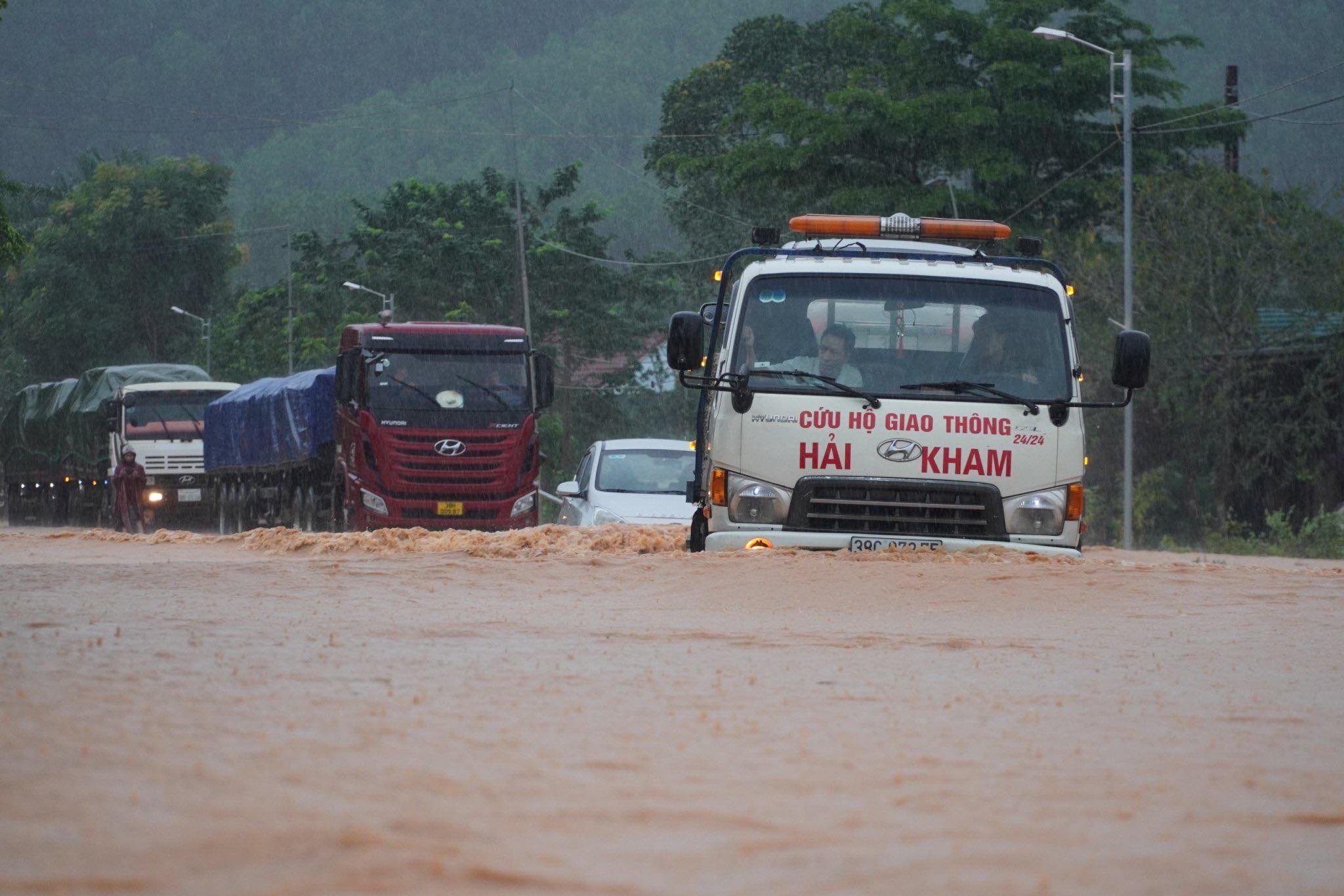 De fortes pluies, la route Ho Chi Minh à travers Ha Tinh profondément inondée