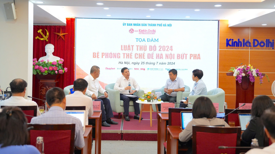 Các đại biểu trao đổi tại buổi tọa đàm “Luật Thủ đô 2024 - bệ phóng thể chế để Hà Nội bứt phá” do Báo Kinh tế & Đô thị tổ chức. Ảnh: Công Hùng