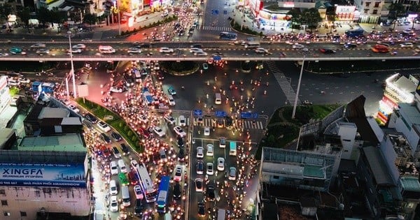 'Suffocating' with traffic jams at traffic black spots in Ho Chi Minh City