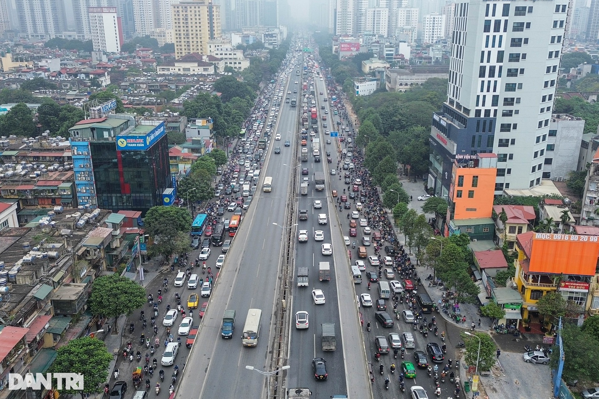 Đường phố ùn tắc, người dân chật vật trong ngày đi làm đầu năm 2024 - 1