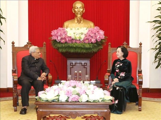 La miembro permanente del Secretariado, Truong Thi Mai, recibe a los líderes del Partido Comunista de la India y de Cuba. Foto 1