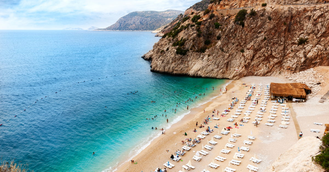 Admire the beautiful beaches in the Mediterranean region - Photo 5.