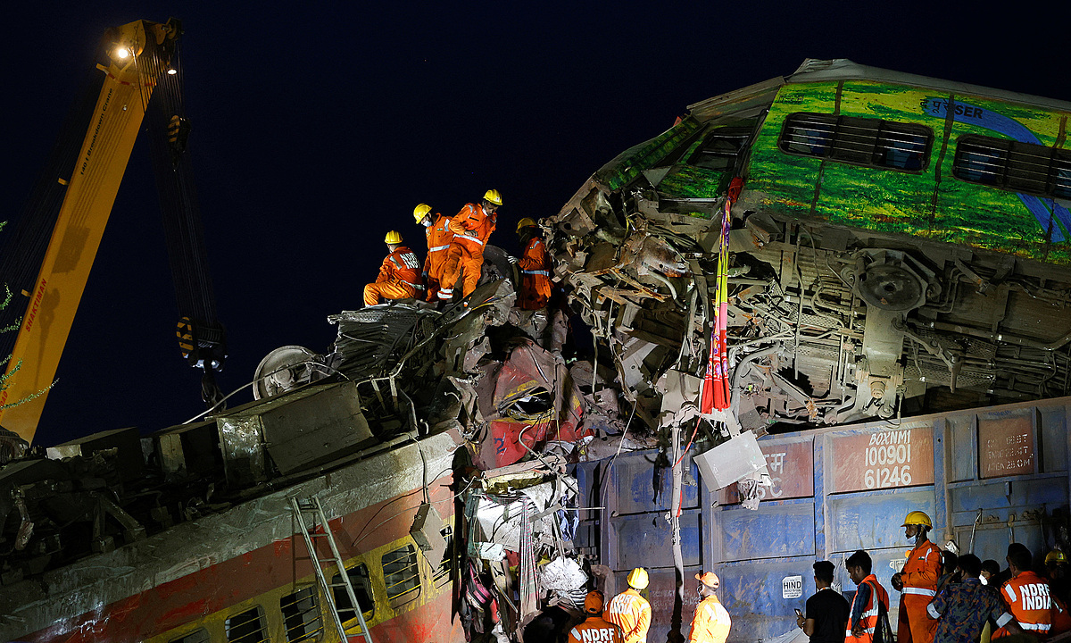 ไฟสัญญาณผิดอาจเป็นสาเหตุของโศกนาฏกรรมรถไฟอินเดีย