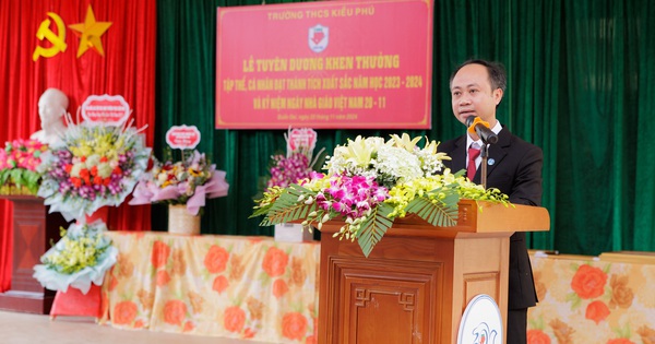 El presidente del Comité Popular de Hanoi otorgó a la escuela un Certificado de Mérito en honor a los docentes el 20 de noviembre.