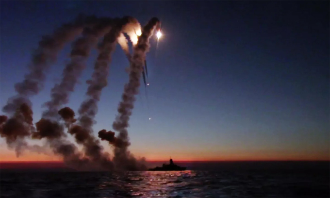 ロシアの軍艦が2022年3月にウクライナの標的に向けてカリブルミサイルを発射した。写真：ロシア国防省