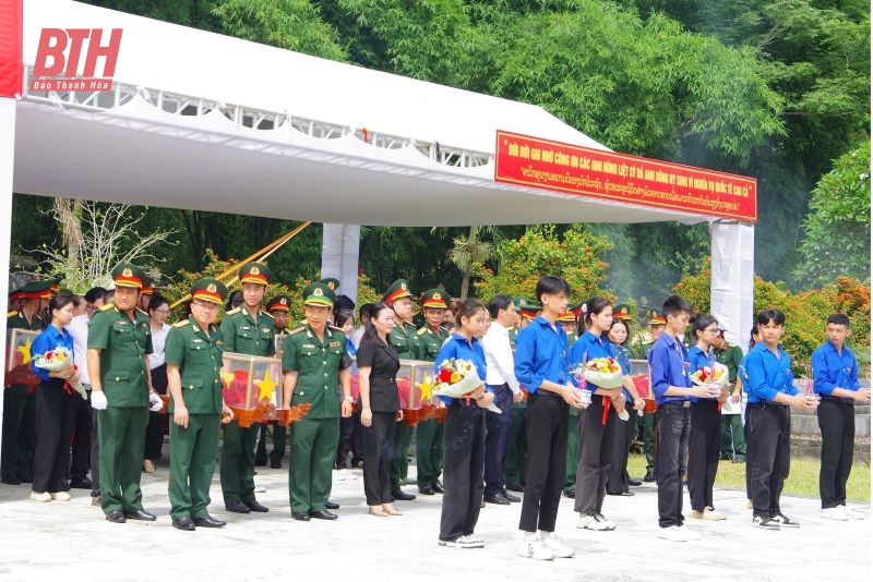 Funérailles et inhumation de 16 restes de soldats volontaires et d'experts vietnamiens décédés au Laos