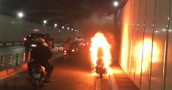 Una motocicleta SH se incendió al pasar por el túnel del río Saigón