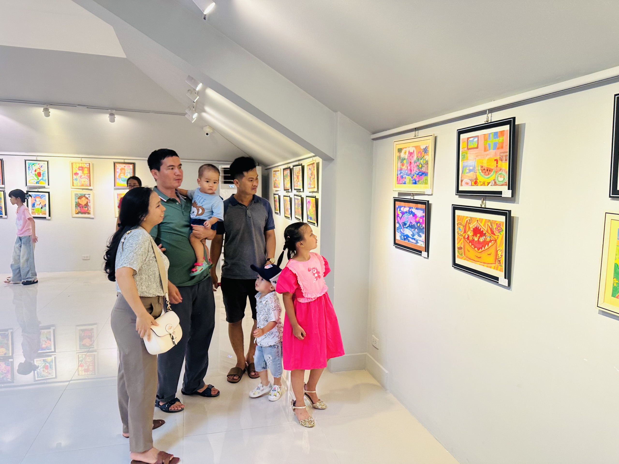 Ươm mầm sáng tạo với triển lãm mỹ thuật thiếu nhi ‘Màu yêu thương’- Ảnh 9.