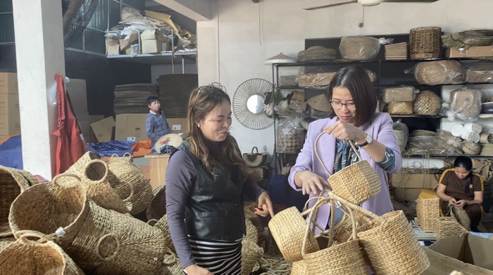 Cầu nối đưa sản phẩm của các nghệ nhân đến với khách hàng - Ảnh 2.
