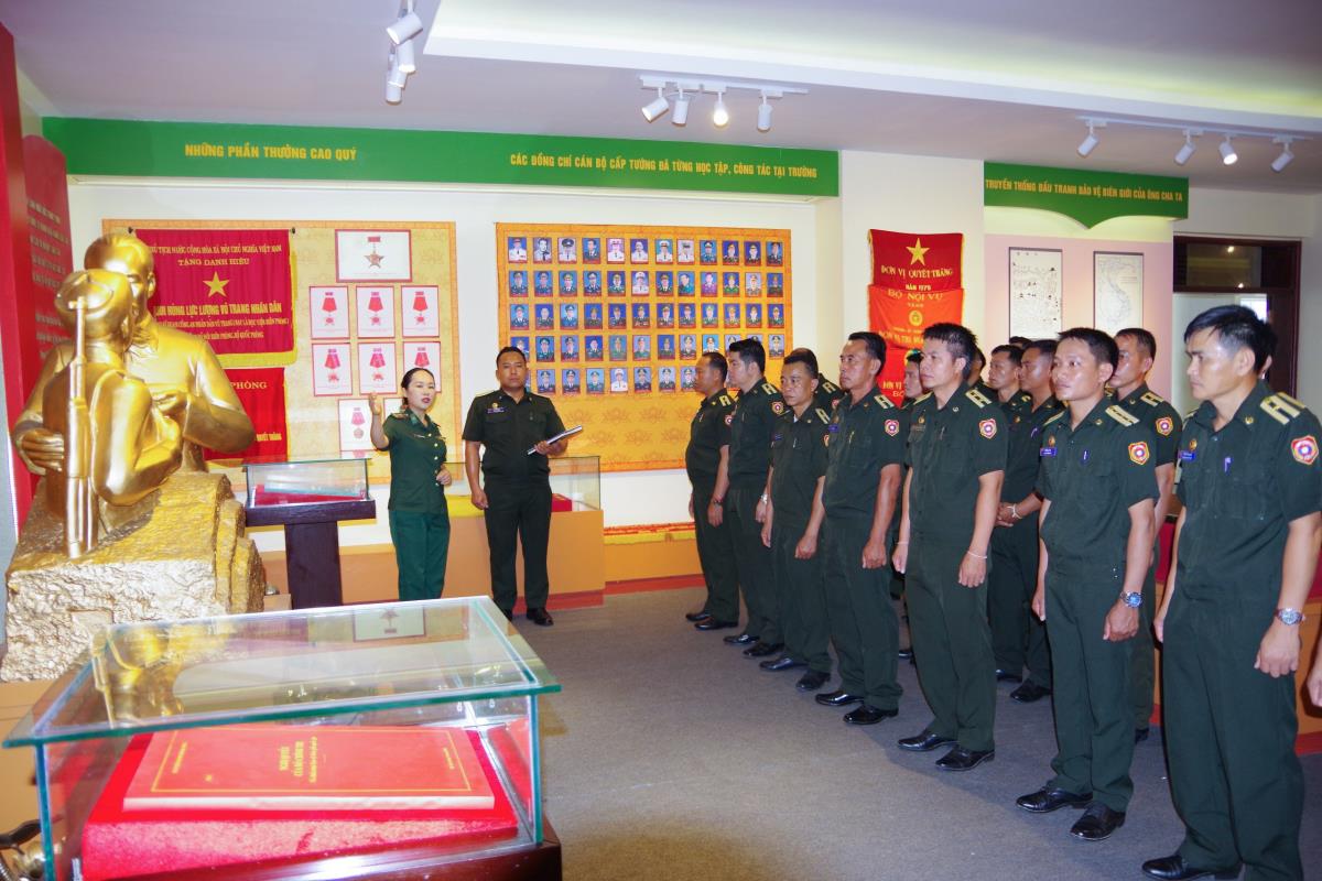 นักศึกษากองทัพประชาชนลาวเยี่ยมชมห้องเรียนแบบดั้งเดิมของสถาบันในช่วงภาคการศึกษาแรกของหลักสูตร (ภาพ: กวางเซา)