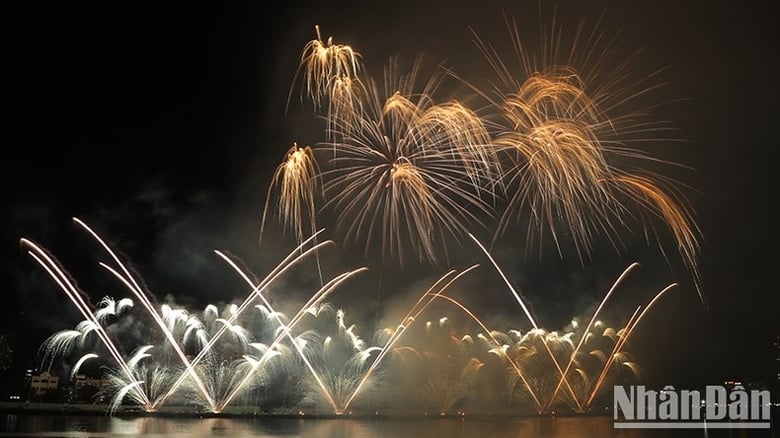 Los equipos de fuegos artificiales italianos y franceses ingresaron oficialmente a la noche final foto 4