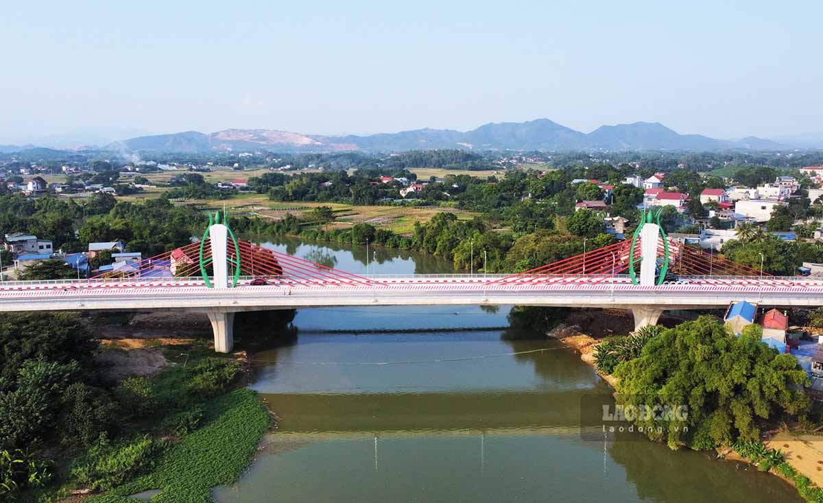 Huong Thuong Bridge has a total investment of nearly 500 billion VND, started in September 2021, the bridge is made of reinforced concrete and prestressed concrete with the largest scale in Thai Nguyen province to date, including bridge and approach roads with a total length of 740m.