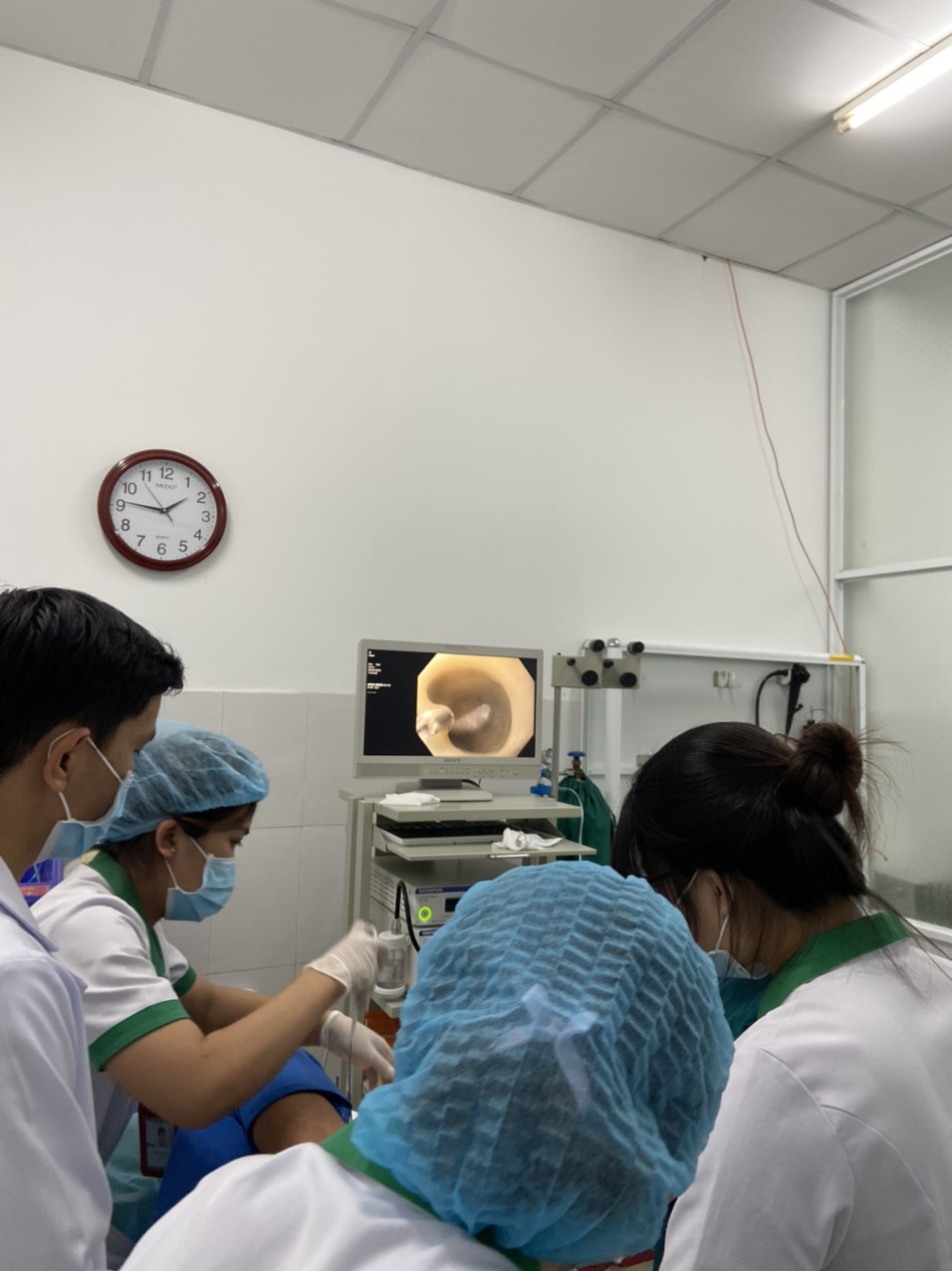 Bình Phước: Lấy thành công hàm răng giả người đàn ông vô tình nuốt khi uống thuốc - Ảnh 1.